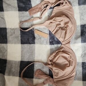 New SKIMS 38C wire nude bra. No padding. Never worn. Super sexy